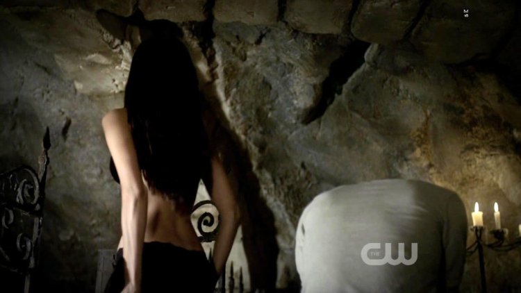 Нина Добрев Кэтрин Пирс в душе