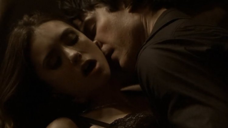 Дневники вампира Кэтрин и Деймон поцелуй