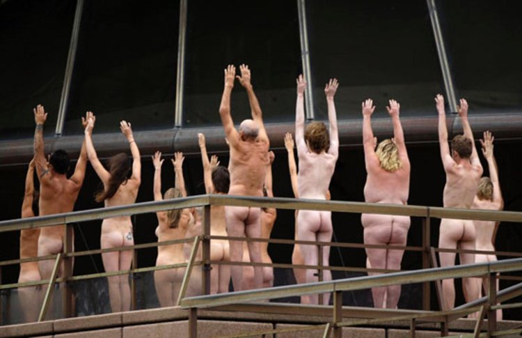 Голые актеры на сцене театра