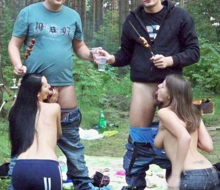 Взрослые дамы на природе без трусов