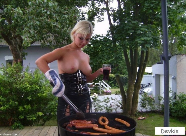Голые подруги на шашлыках