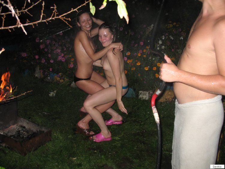 Голая девчонка на шашлыках на даче