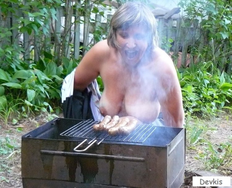 Голые женщины отдыхают на природе