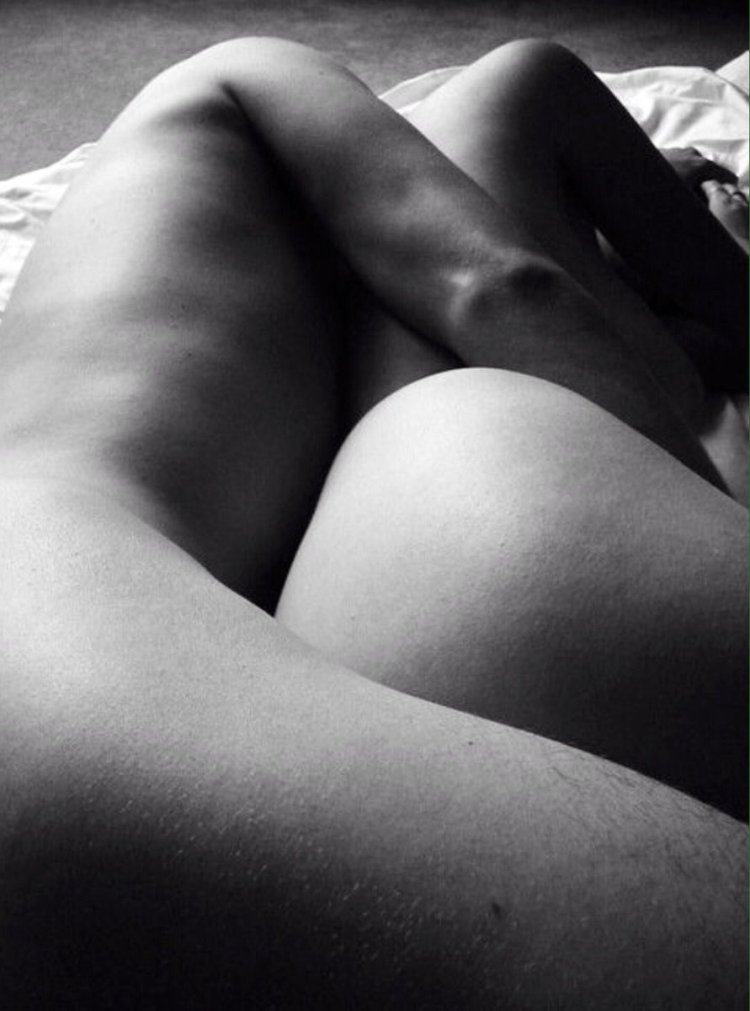 Эротично обнимает в кровати