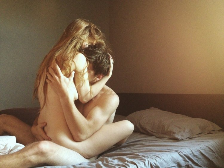 Голые в обнимку кровать