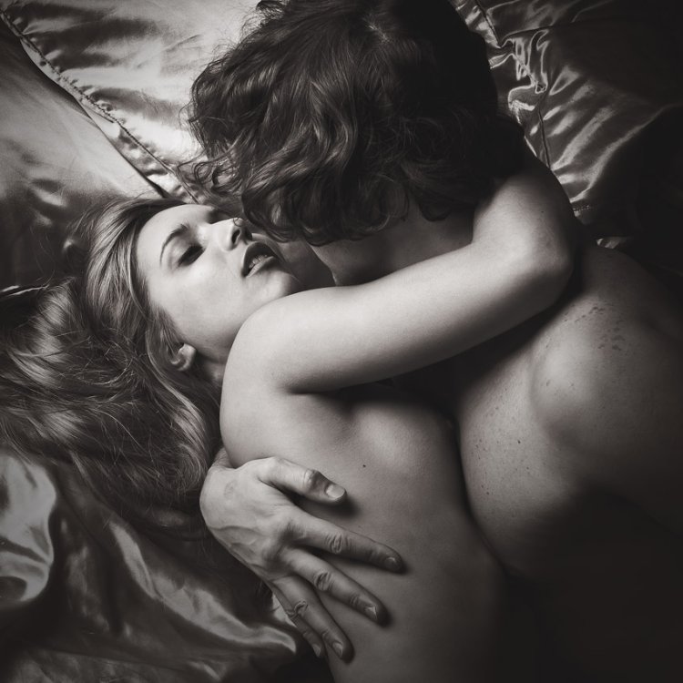 Эротические объятия в кровати