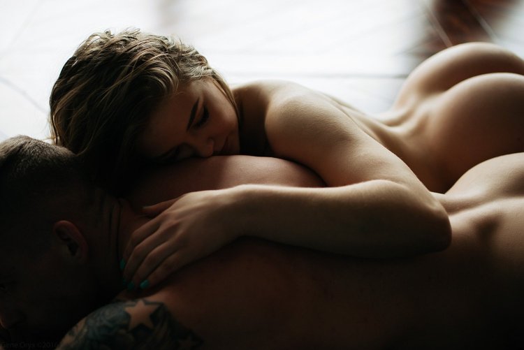 Эротические объятия в кровати