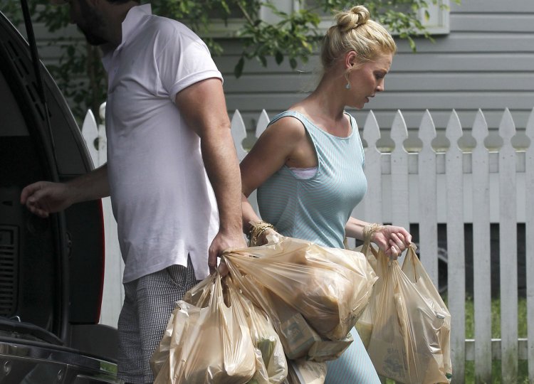 Кэтрин Хейгл и Джерард Батлер в лифте