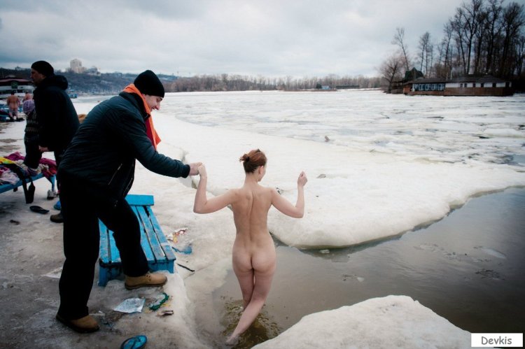 Голые бабы в проруби на крещение
