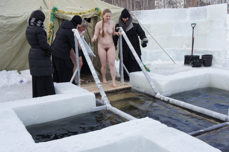 Голые бабы купаются на крещение