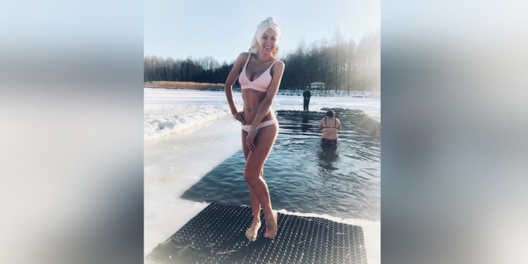 Девушка в купальнике в проруби