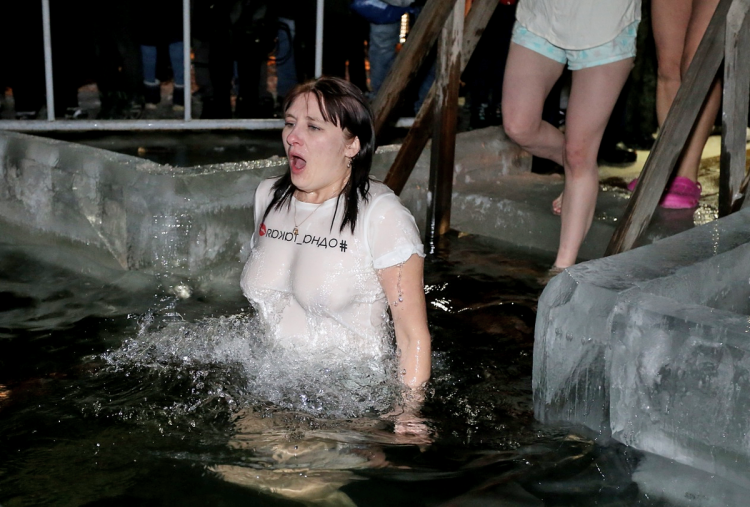 Купание в проруби на крещение