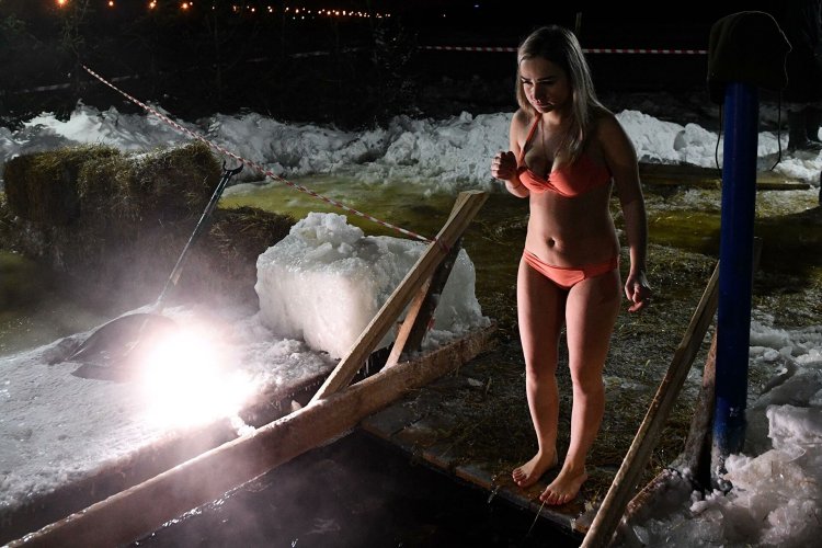 Купание в проруби на крещение 2021