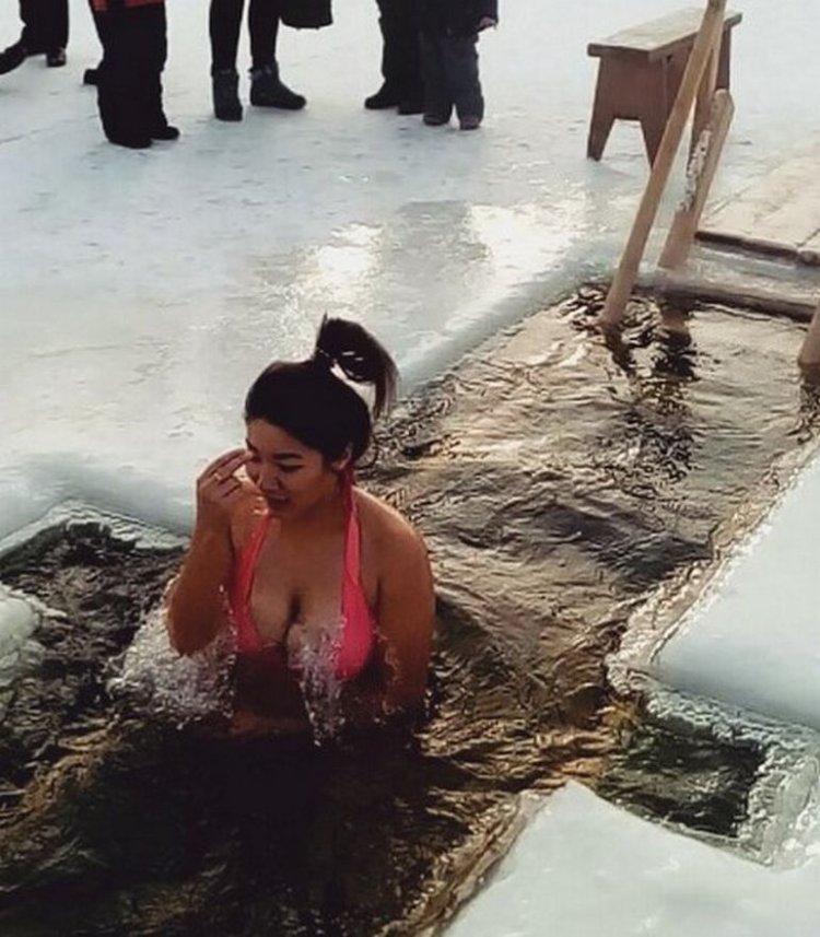 Купание в проруби на крещение 2019 девушек