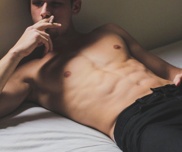 Торс на кровати