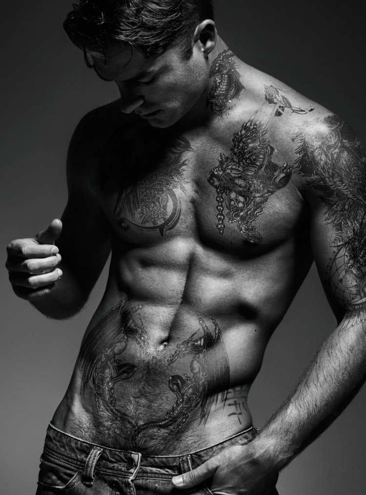 Красивые полуобнаженные мужчины