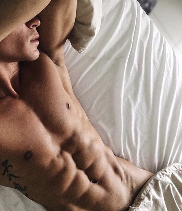 Мужской торс с прессом