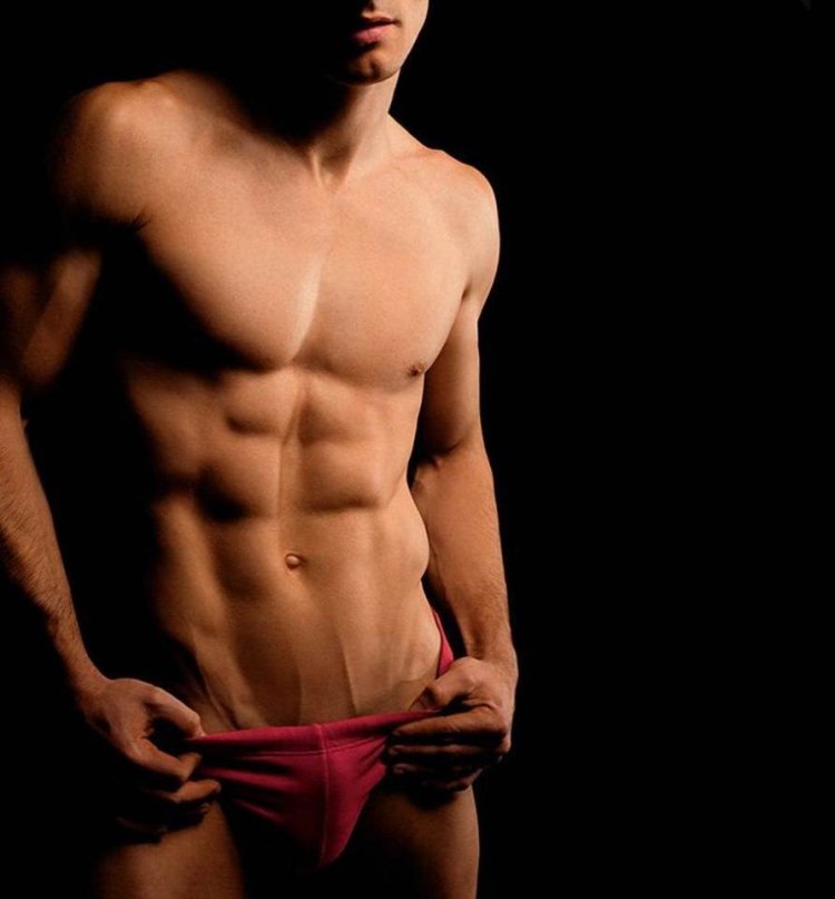 Голый мужской торс