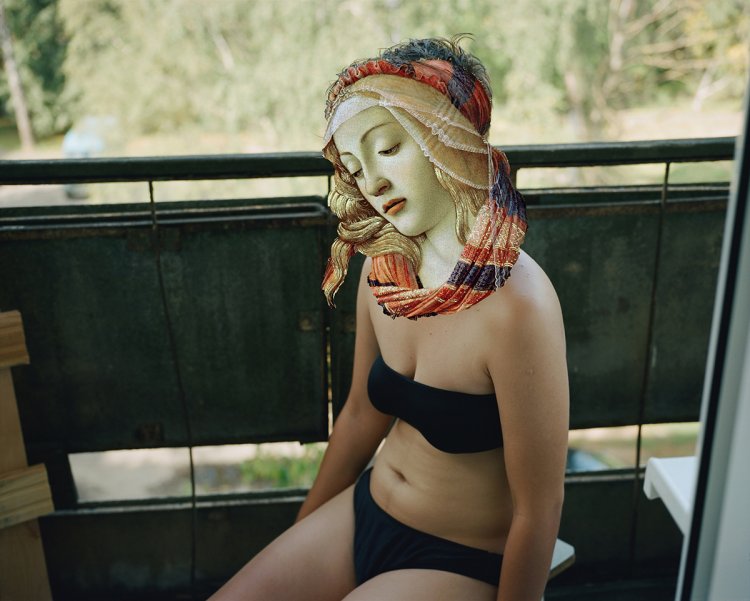 Раздевается под маской