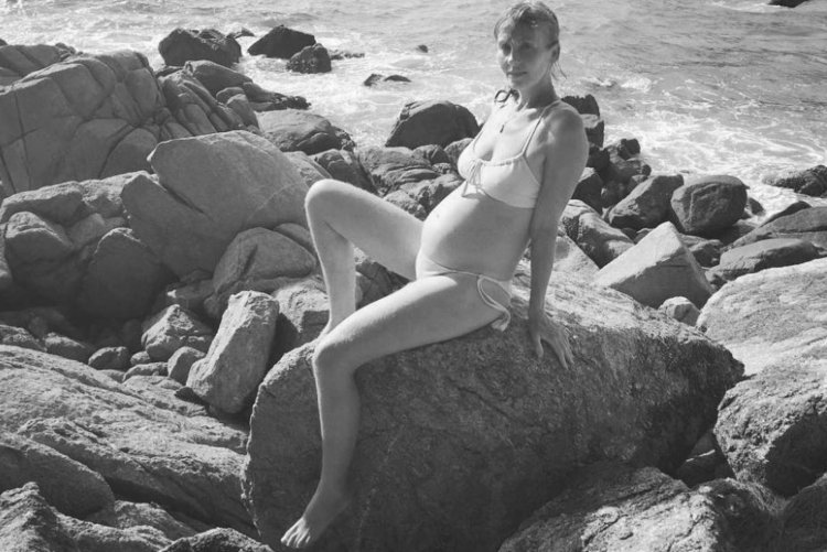 Софи Тэйлор Али в купальнике