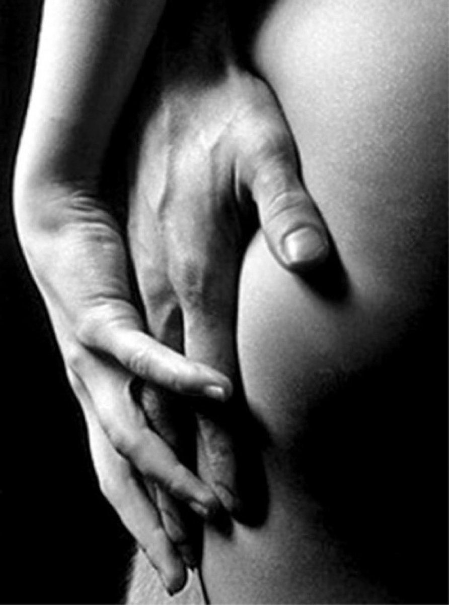 эротика рука в руке черно белое фото 35