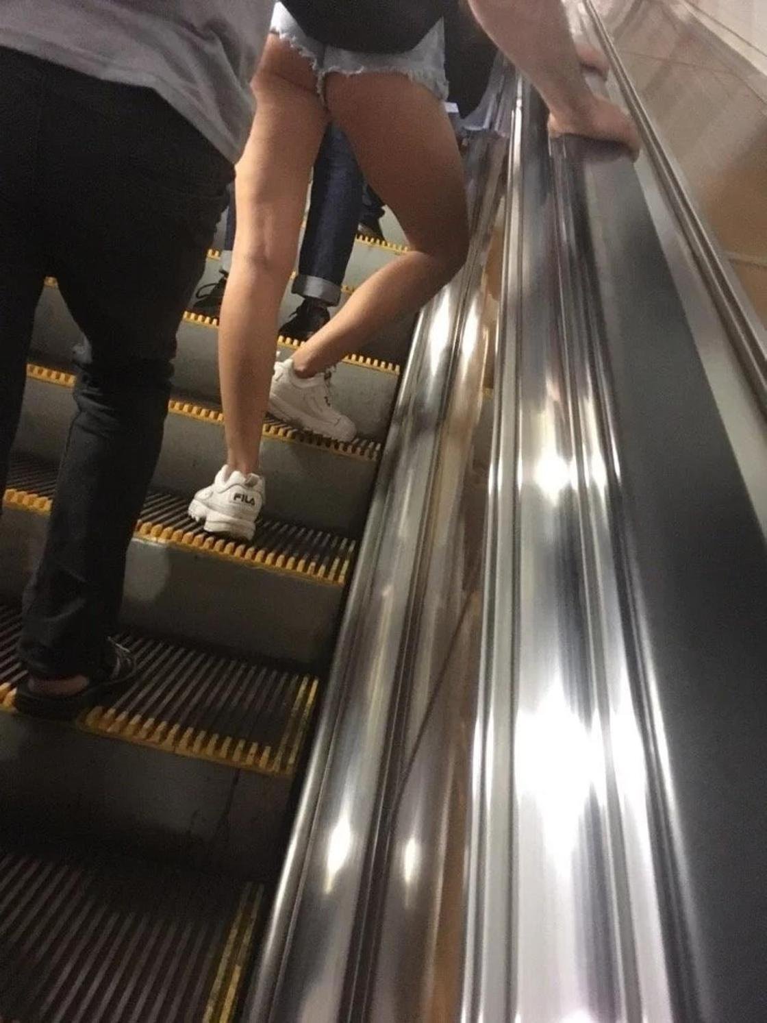 голые попки в метро фото 55
