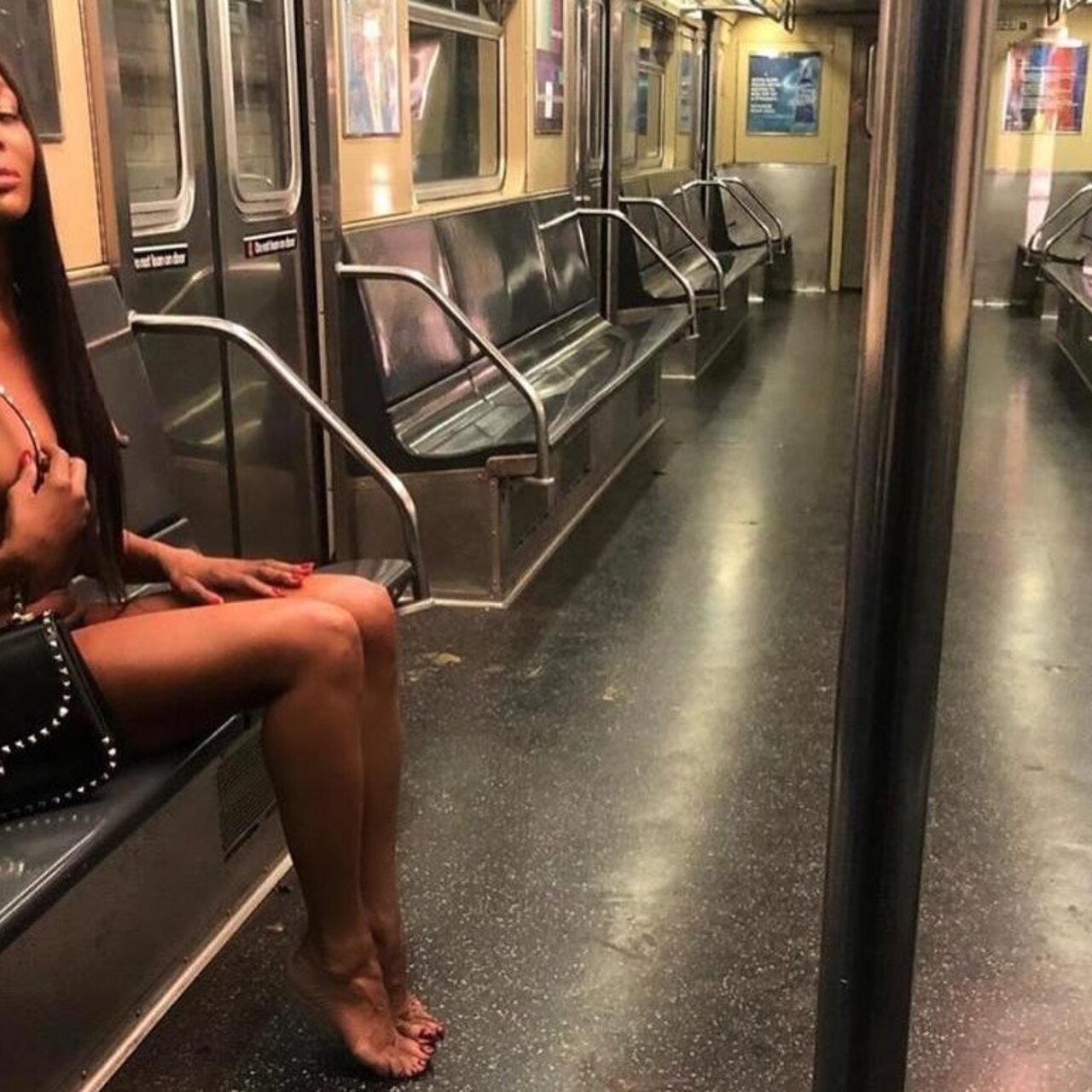азиатка кончает в метро фото 111