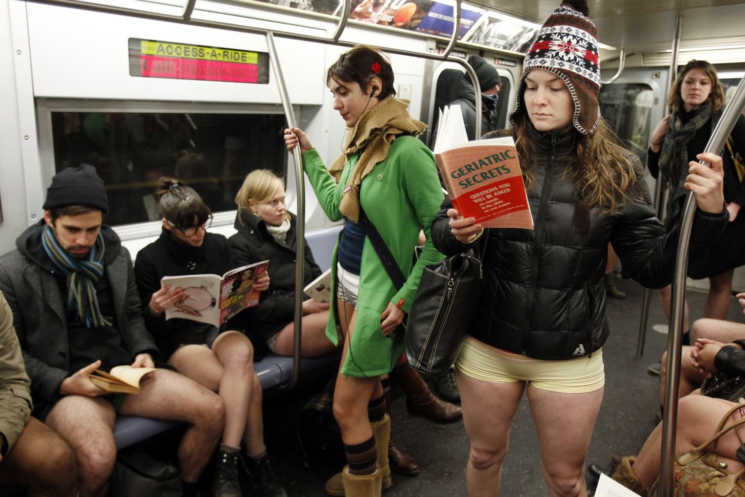 Год без штанов. No Pants Subway Ride Москва. Нью Йорк без штанов. Нью Йорк метро без штанов. Люди в метро Нью Йорка.