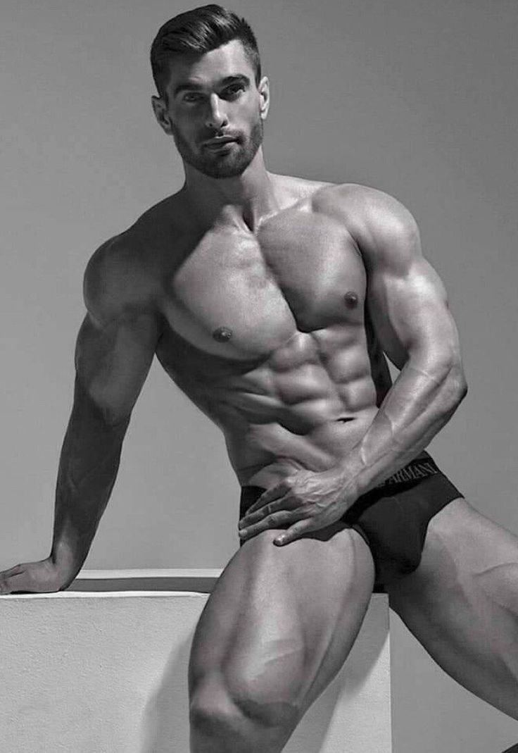 Красивое голое мужское тело