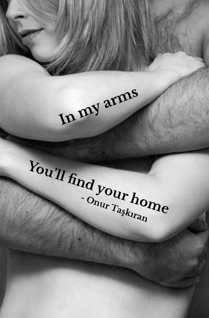 Обнимает в постели