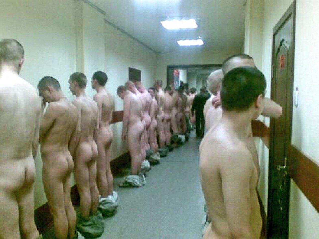 армия голых людей фото 86