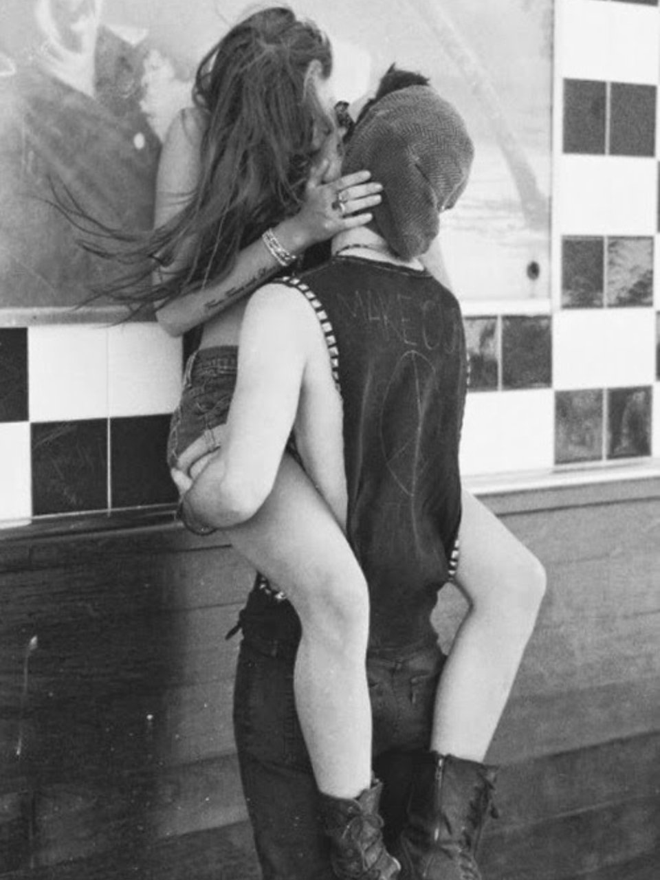 девушка целует в жопу девушку фото 76