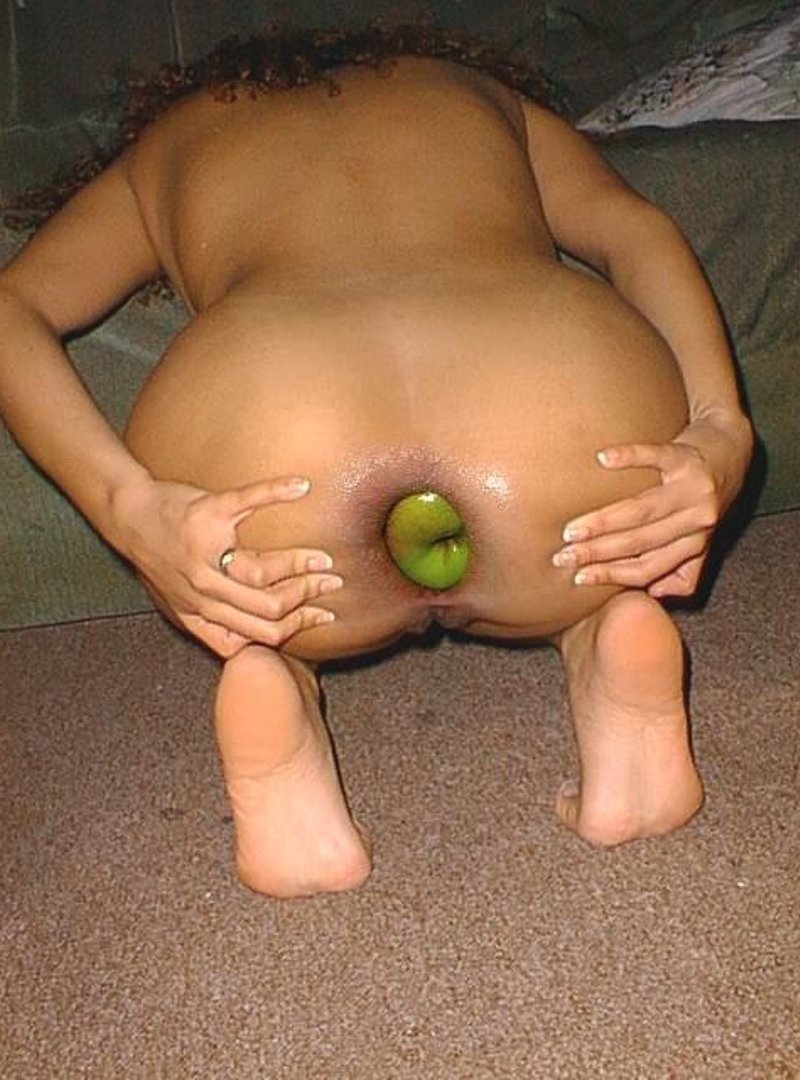 девушка засунула себе в анал яблоко фото 19
