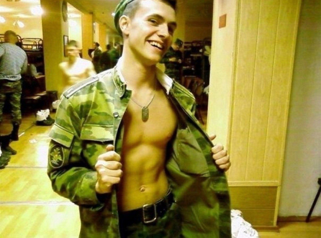 голые гей парни в армии фото 35