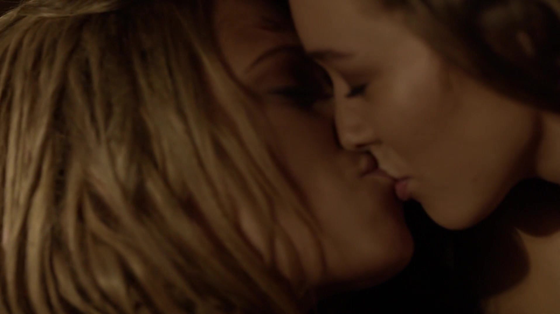 Alycia Debnam Carey, Eliza Taylor Lesbian Scene In The