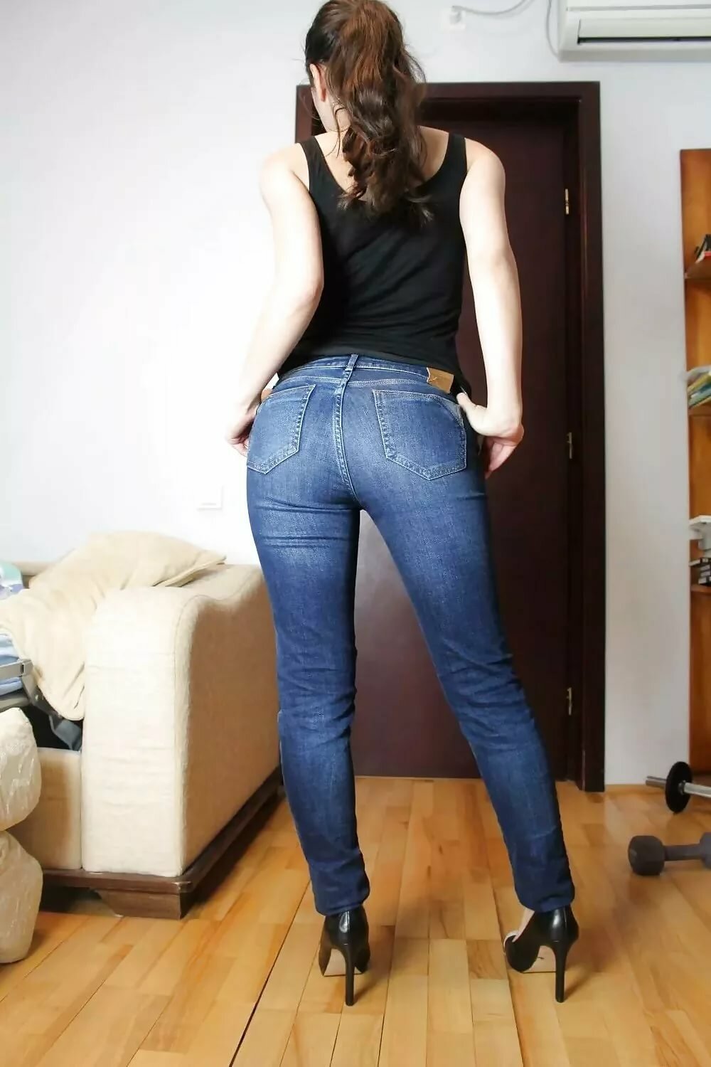 жопа в джинсах домашних фото 9