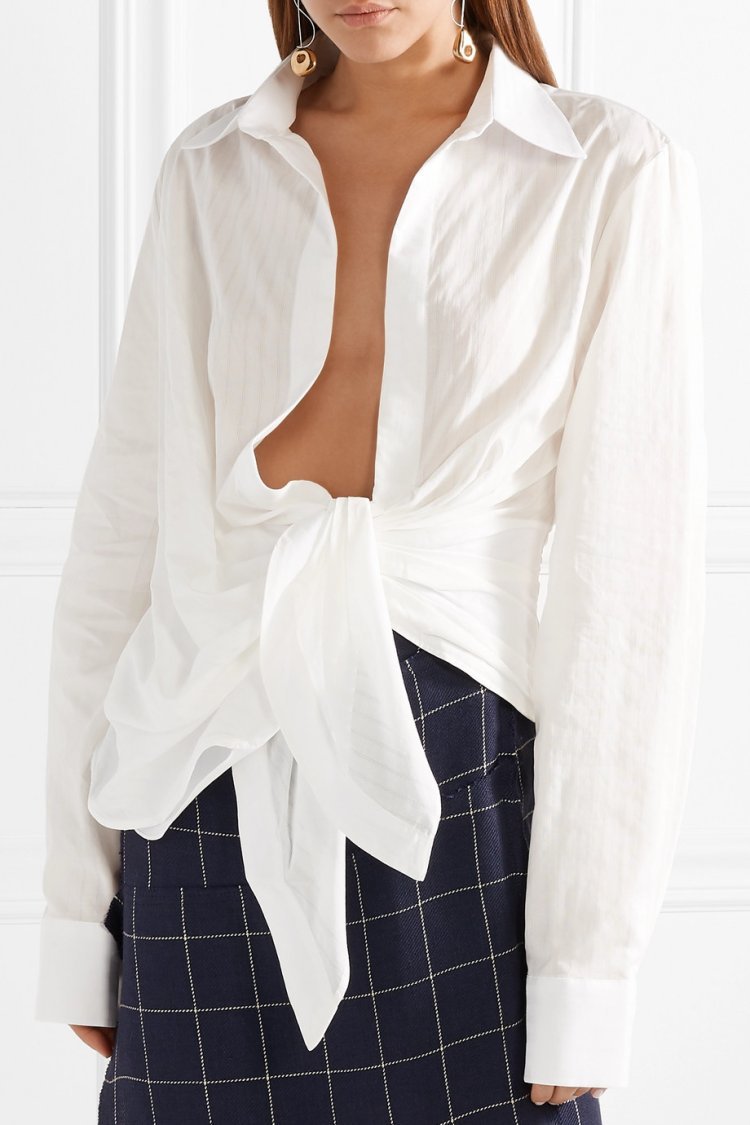 Женщина в мужской рубашке