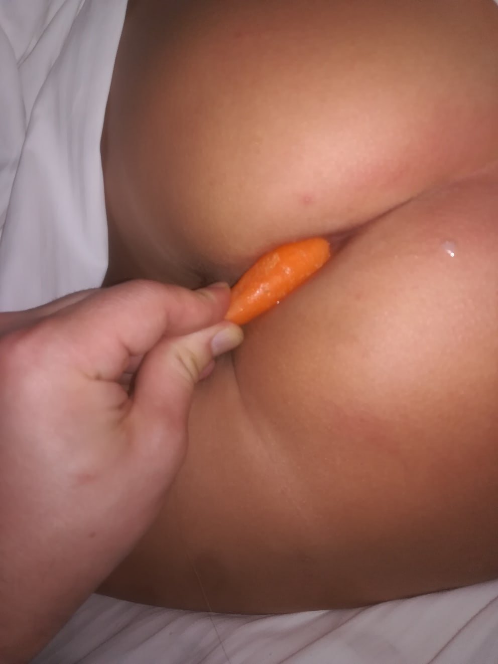 порно девушка трахает себя морковкой фото 105