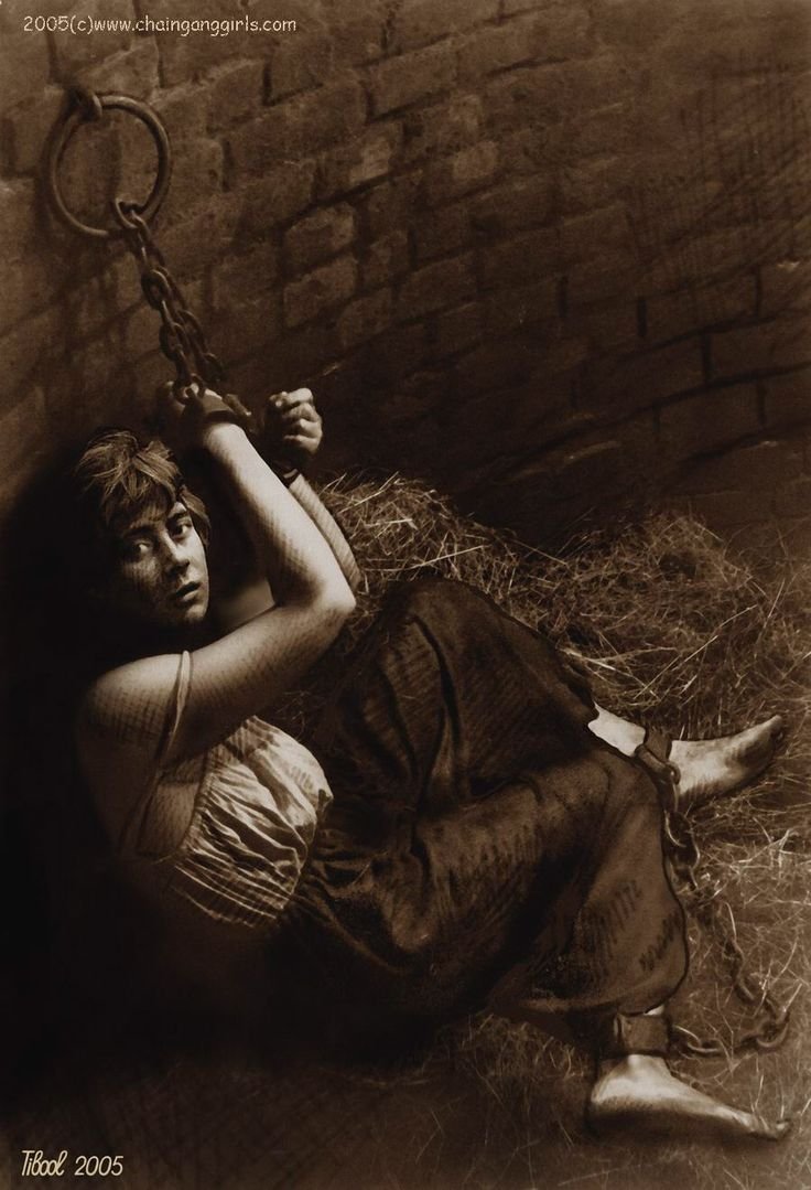 Связанная невольница