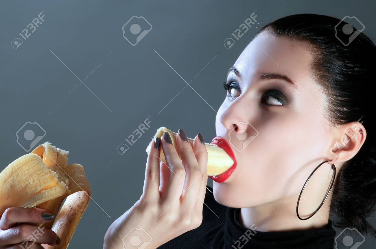 Взять врот. Женщина с бананом. Девушка облизывает банан. Девушка с бананом во рту.