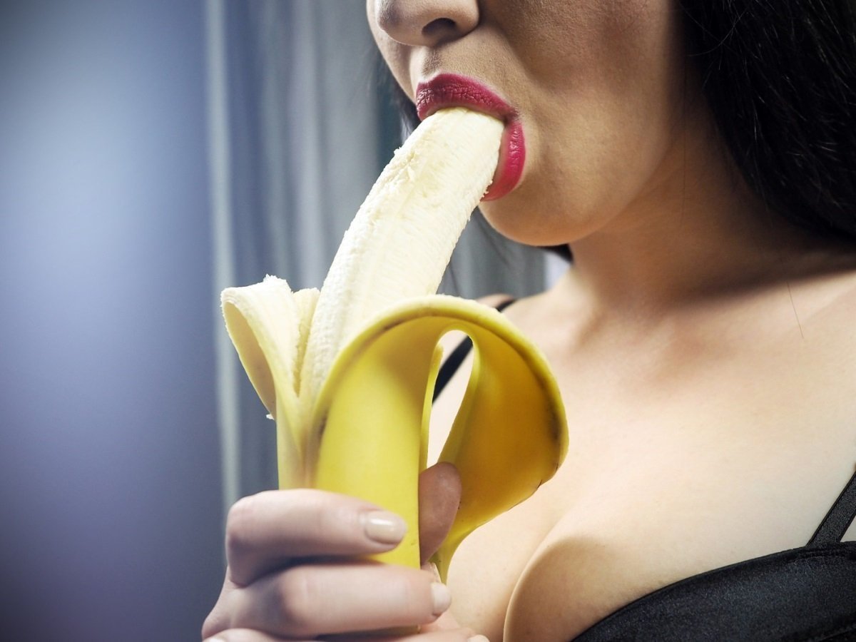 порно ест банан фото 56