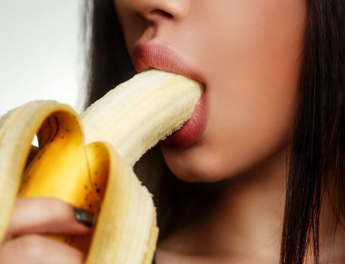 порно ест банан фото 118
