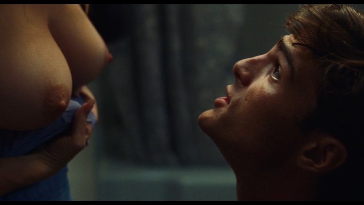 Сидни Суини грудь