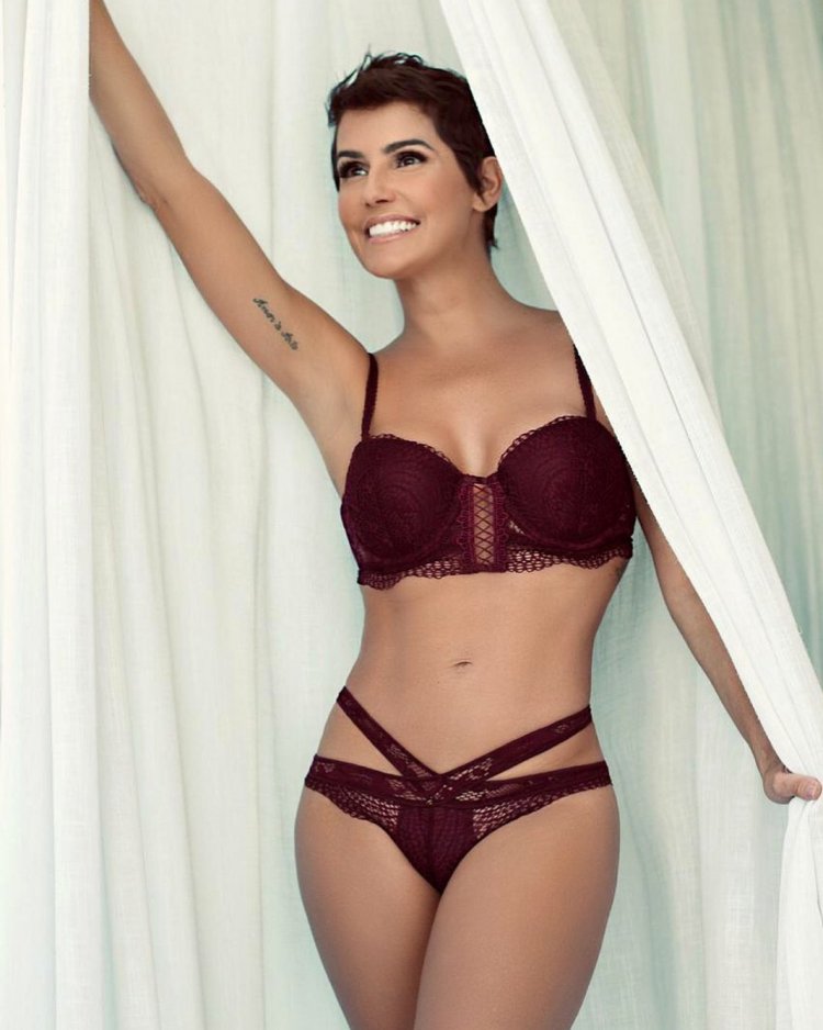 Дебора Секку в Нижнем белье