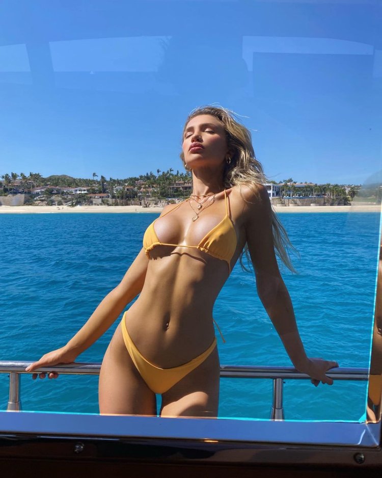 В купальниках девушки