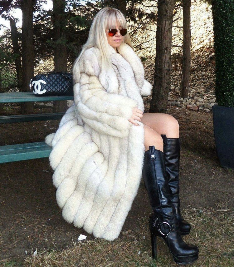 Взрослая женщина в шубе