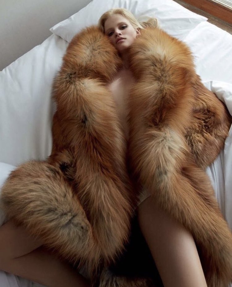 Девушка в мехах и бриллиантах