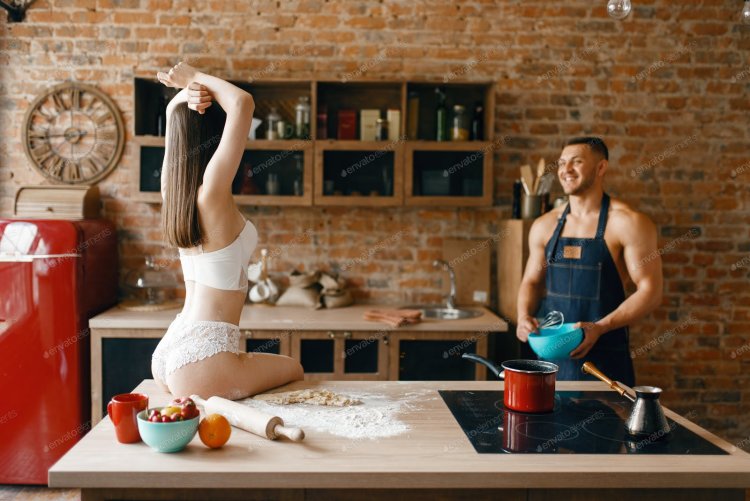 Девушка в переднике