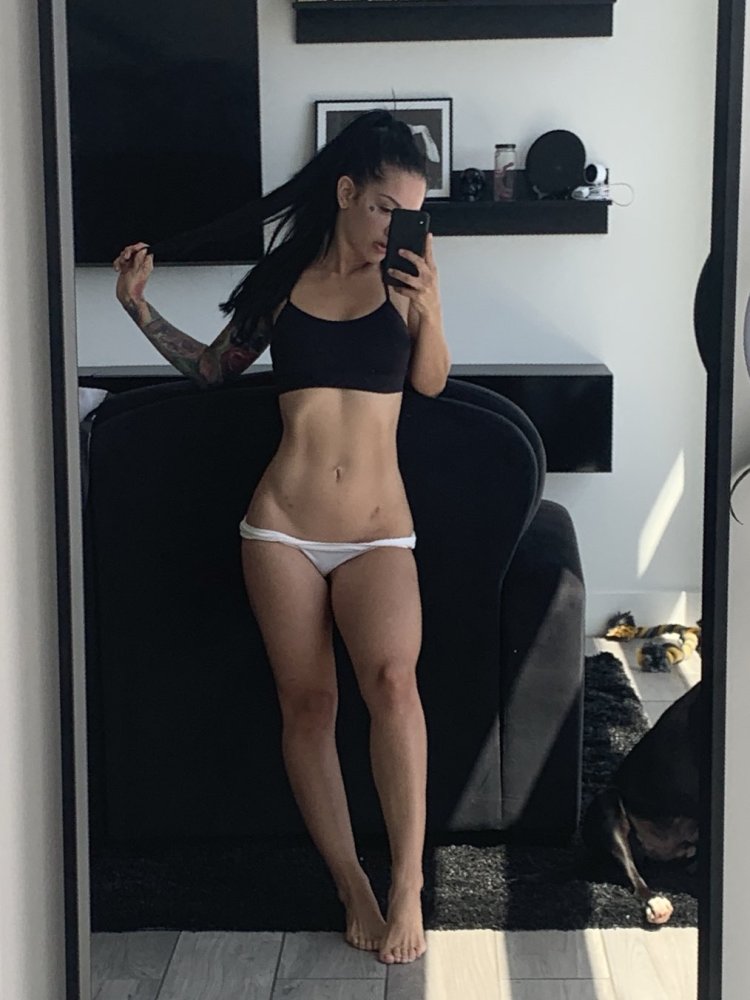 Selina 666 позирует