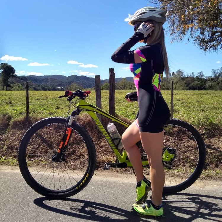 Блондинка на велосипеде